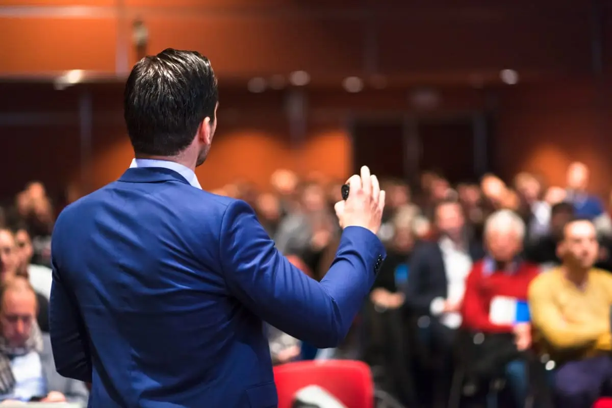 Maîtriser l’art de parler en public : Conseils et techniques pour une meilleure communication